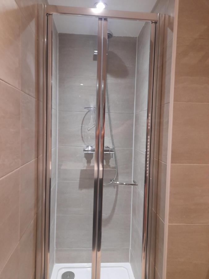 Lovely Home With Full En-Suite Double Bed Rooms レディング エクステリア 写真